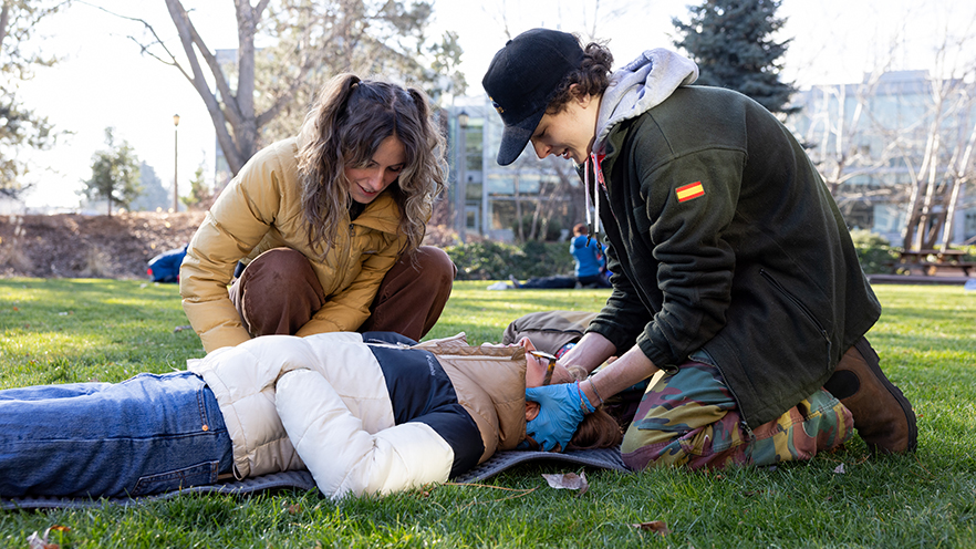 Whitman students (from left) Marina Roberts ’27, Chloe Hunter ’27 and Ethan Klein ’25 practicing patient assessment skills during a Wilderness First Responder course (SSRA-242) with NOLS Wilderness Medicine.