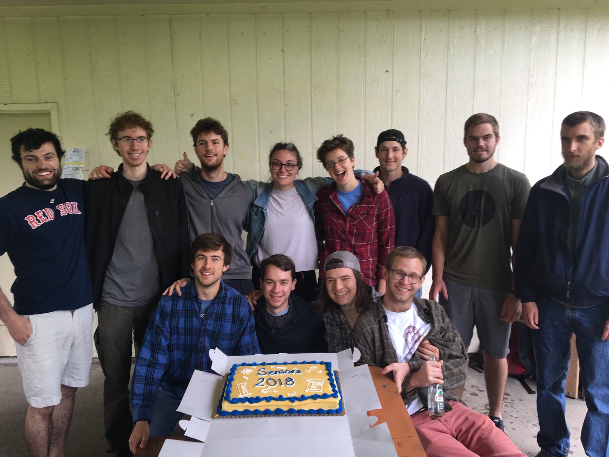 2018 senior chemistry majors and cake