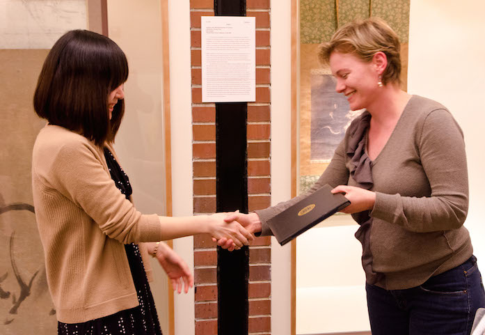 Jennifer Mouat presents certificate to Chiyo Yamamoto