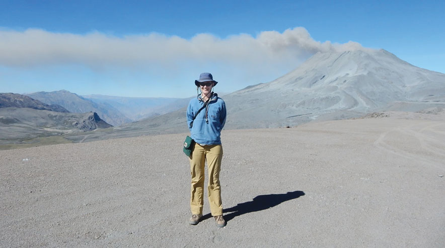 Heather Wright ’99 stands in front of Ubinos, a volcano in Peru, during a period of explosive eruptions in 2015. 