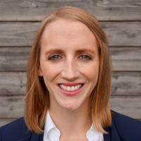 Woman with straight hair, smiling to the camera