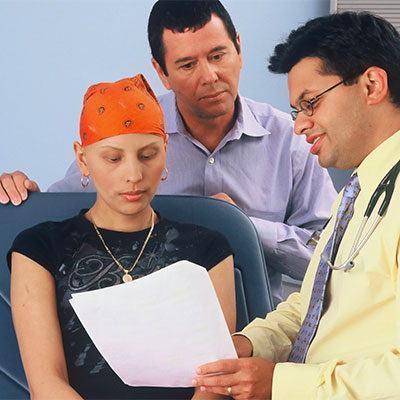 Medical expert disclosing informations with patient.