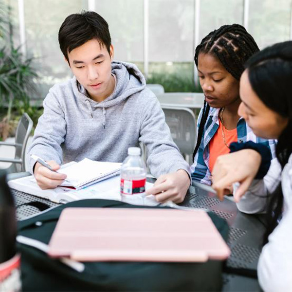 Students speaking Chinese together.