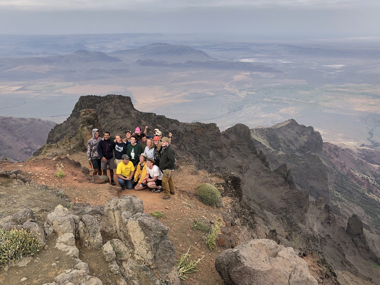 Students in front of a valley.