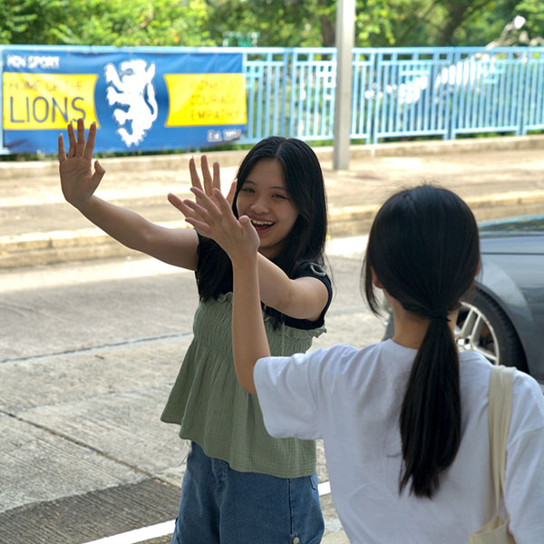 Mavie Pham teaching another person.