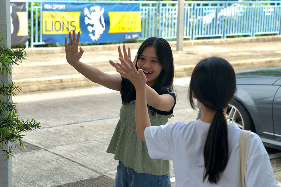 Mavie Pham teaching another person.