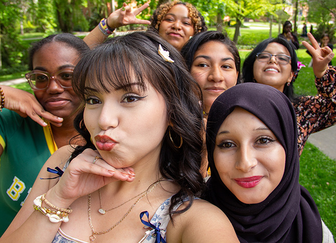 A group of VSP visitors taking a selfy.