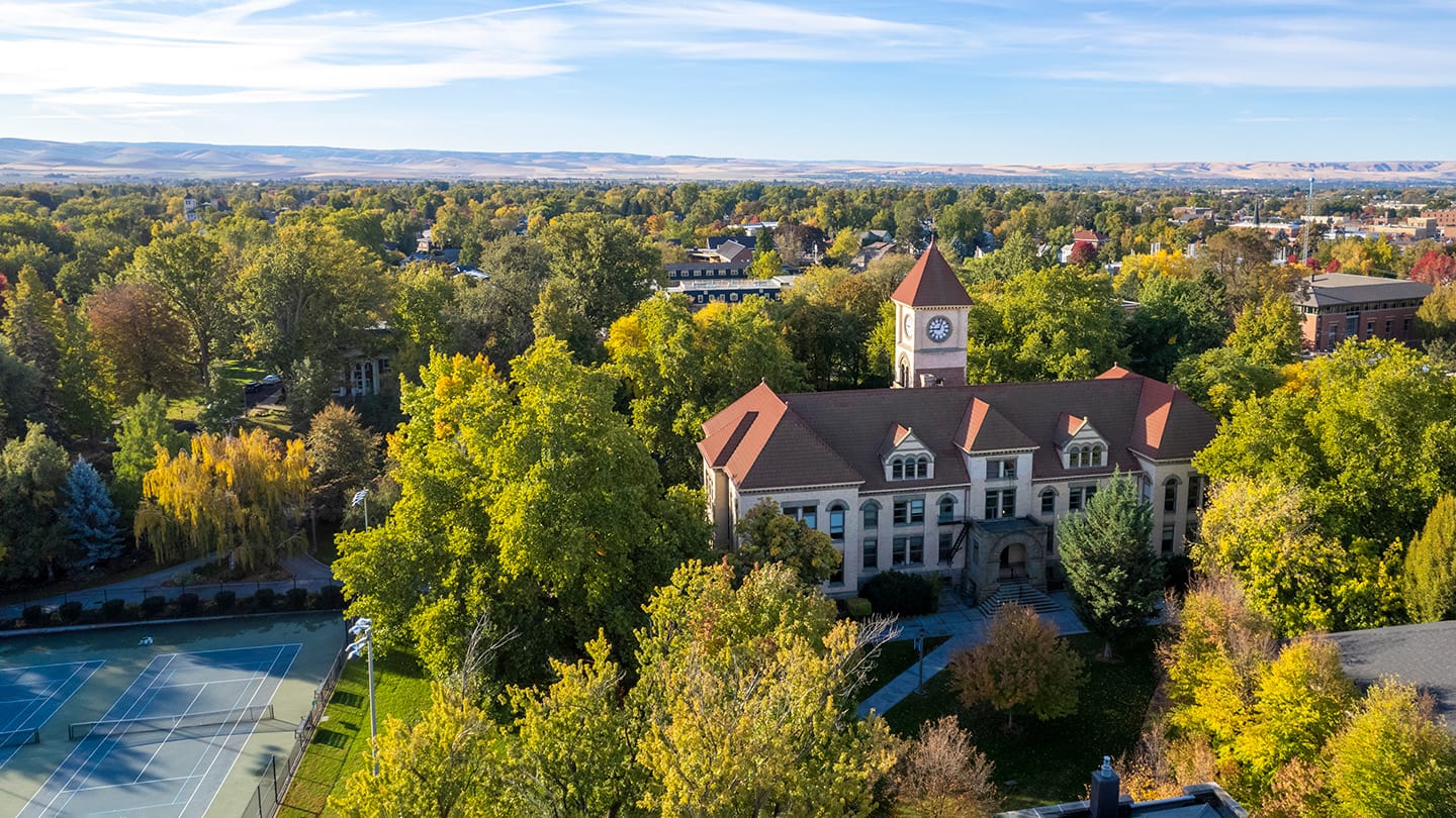 memorial building focused on the whitman college campus