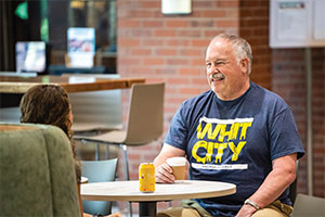 Whitman College mentor Jim Dow speaks with a student