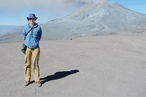 Heather Wright ’99 stands in front of Ubinos, a volcano in Peru, during a period of explosive eruptions in 2015. 
