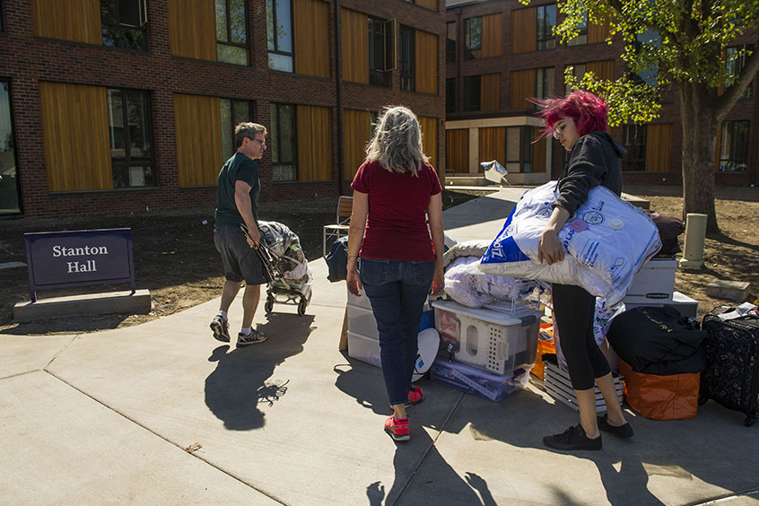 Students move in to Stanton Hall