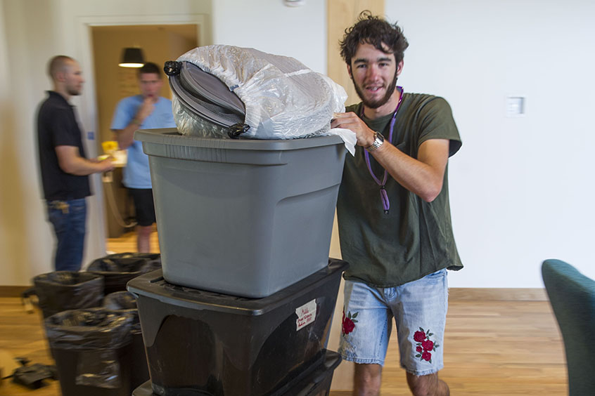 Students move in to Stanton Hall
