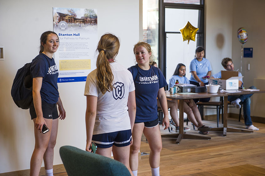 Students move in to Stanton Hall