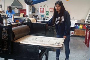 Whitman students from the FGWC Club and Club Latinx assisted at a printmaking class at the Fouts Center for the Visual Arts on the campus of Whitman College.