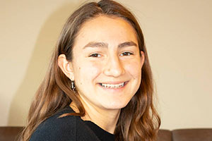 A portrait of student Lauren Mendoza