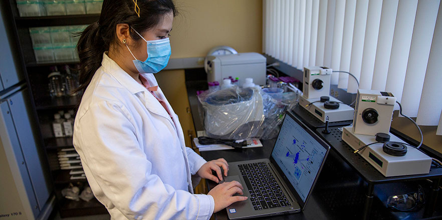 Ngan Tran works in a lab at Whitman College