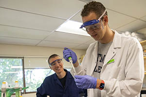 Austin Chiles Brit Moss Beckman Scholar working on Whitman lab