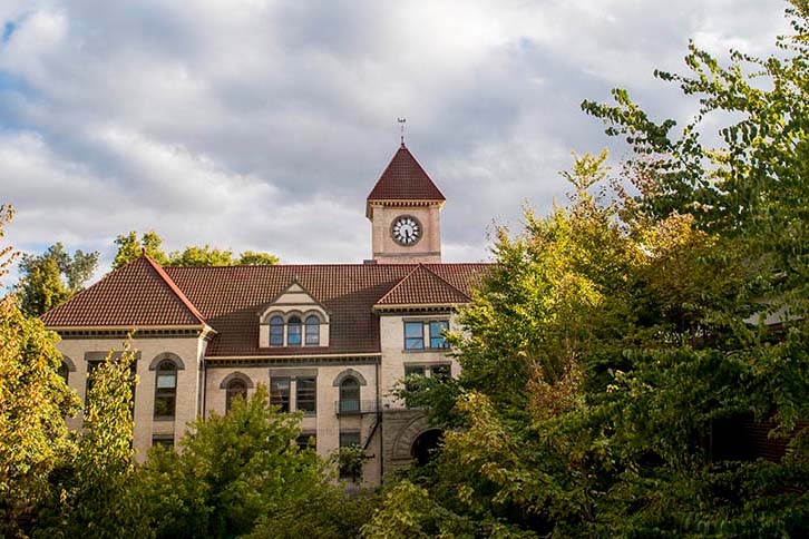 Memorial Building on Whitman College campus