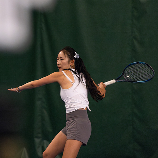 Jin Yu winding up a forehand.