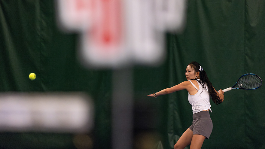 Jin Yu winding up a forehand.