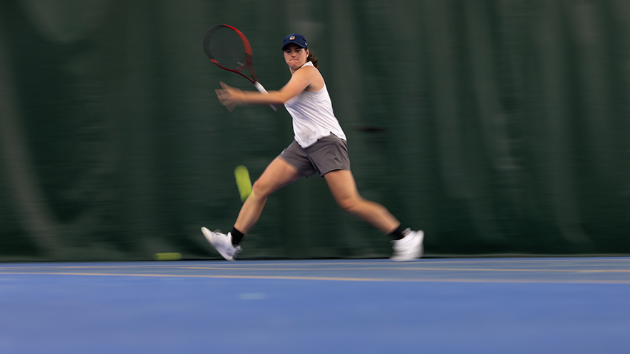 Teleya Blunt winding up to crush a forehand return.