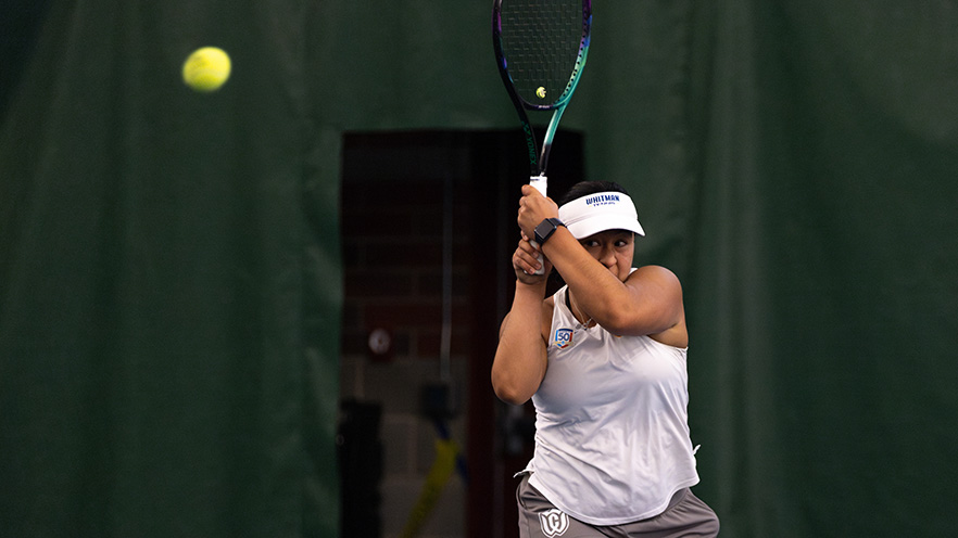 Arianna Castellanos returning a hit with her backhand.