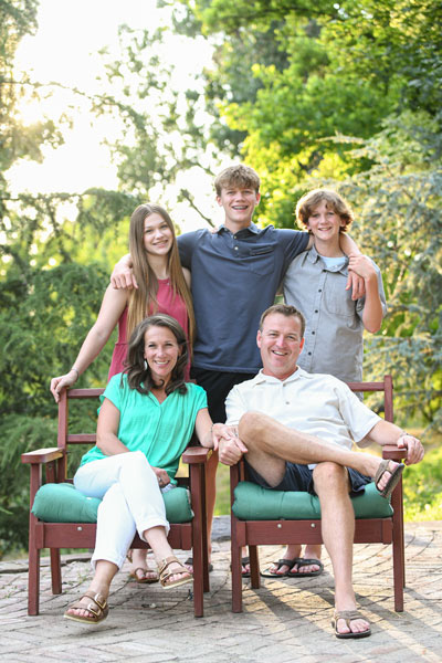 Alumnus Amy Reed ’00 and Andrew Reed ’97 with their three children.